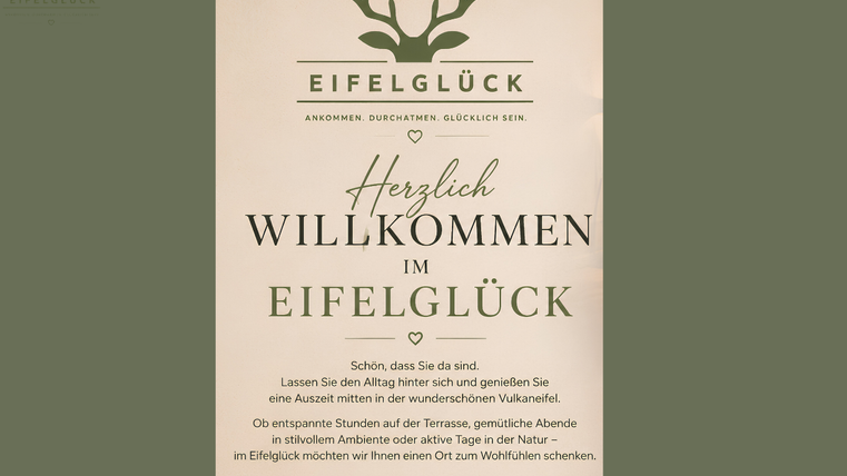 Ein einladendes Willkommensschild für Eifelglück. Es vermittelt eine entspannende Auszeit inmitten der Natur und vulkanischen Landschaften.