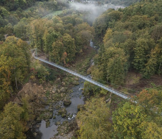 Le pont suspendu au-dessus des cascades d'Irrel, les rapides de la Prüm, vu du ciel., © Naturpark Südeifel, Thomas Urbany