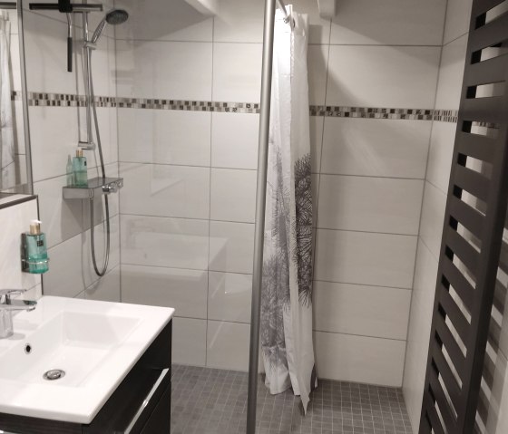 ebenerdige Dusche im Bad, © Nordeifel Tourismus GmbH & Ferienwohnung Antweiler