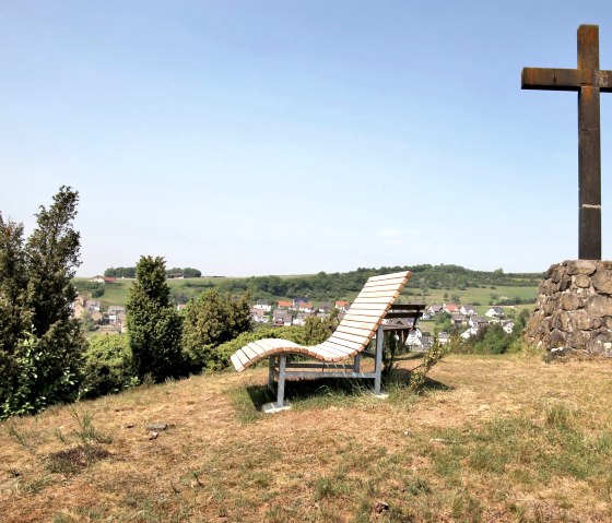 Ligstoel bij het Riethel erekruis, © Jürgen Thierfelder