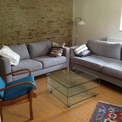Wohnzimmer mit gemütlicher Sitzecke mit integrierter Schlafcouch