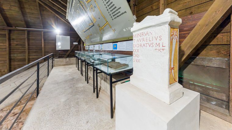 Interieur van een Romeinse kalkoven met tentoonstellingen en informatieborden.