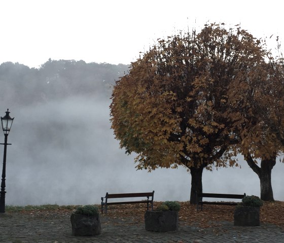Vulkan See im Nebel