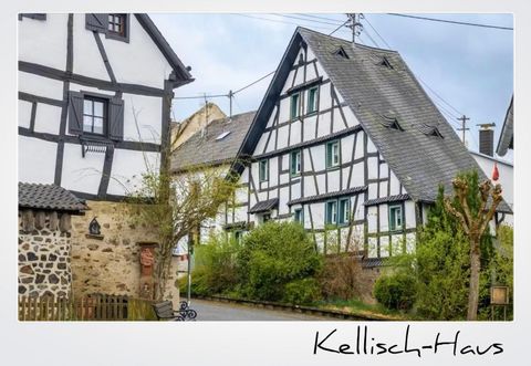 Een pittoresk dorp met traditionele vakwerkhuizen. Groene bladeren en een rustige straatsectie geven de scène charme.