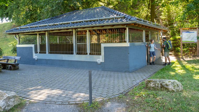 Roman well room near Kallmuth with hikers.