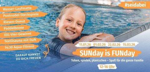 Un enfant joyeux dans l'eau sourit à la caméra. L'annonce informe sur diverses activités à la piscine pour toute la famille.