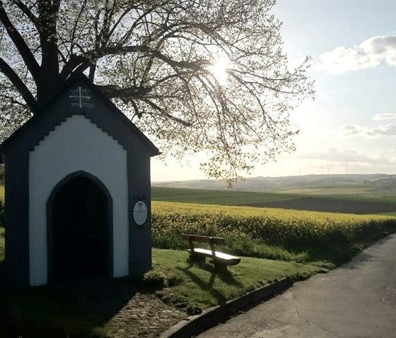Petite chapelle à Wierschem dans la lumière du soir