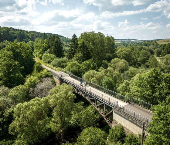 Der Kyll-Radweg führt auch über Brücken wie hier bei Stadtkyll, © Eifel Tourismus GmbH, Dominik Ketz