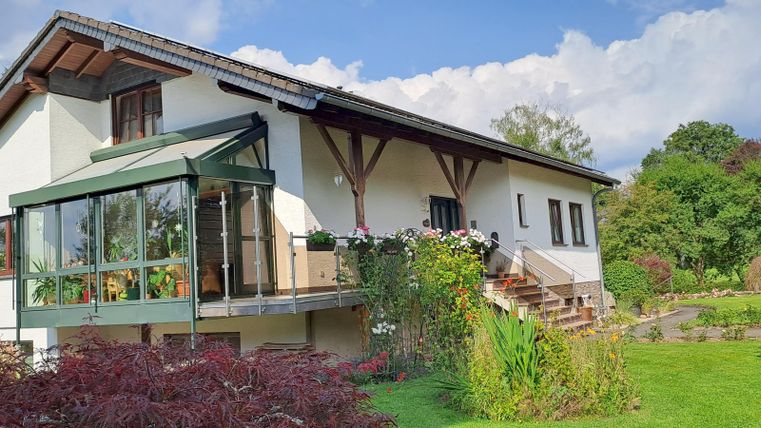 <p>Holiday apartment from the outside in the greenery</p>