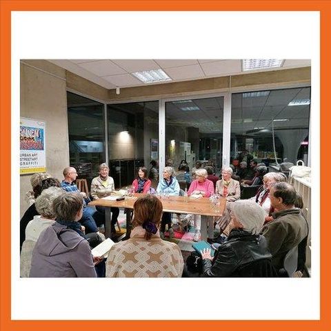 Viele Menschen am Tisch beim Gespräch