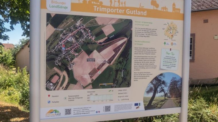 Informatiebord van de Trimporter Gutland wandelroute in het Bitburger Land.