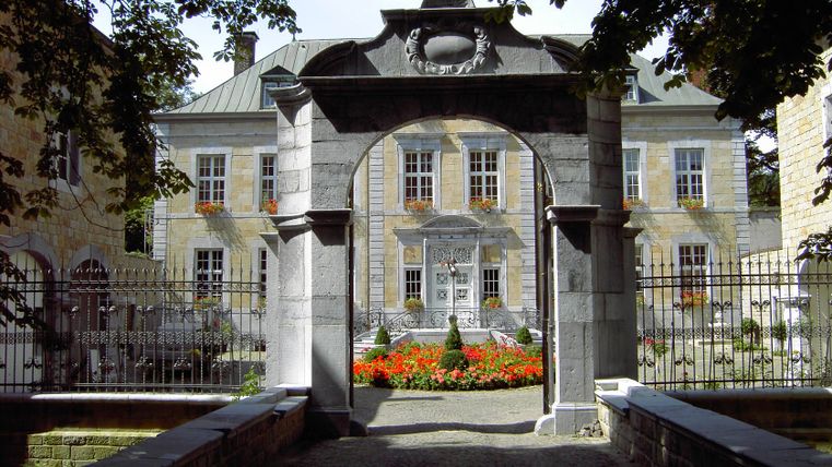 Cour de cuivre historique Rosenthal à Stolberg avec arc de porte et jardin.