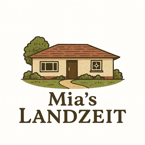 Een eenvoudig huis met een rood dak en een pad dat naar de ingang leidt. Daarnaast staan een paar bomen en de tekst "Mia's LANDZEIT".
