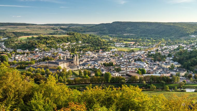 Panoramisch uitzicht op Echternach, Luxemburg, omringd door groene heuvels en bossen.