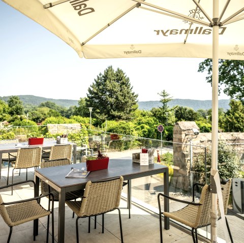 Restaurant du monastère Maria Laach, terrasse, © Eifel Tourismus GmbH, Dominik Ketz