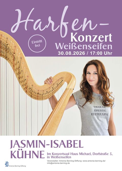 Ein Plakat für ein Harfenkonzert in Weißenseifen. Die Musikerin Jasmin-Isabel Kühne hält eine Harfe und das Konzert findet am 30.08.2026 statt.