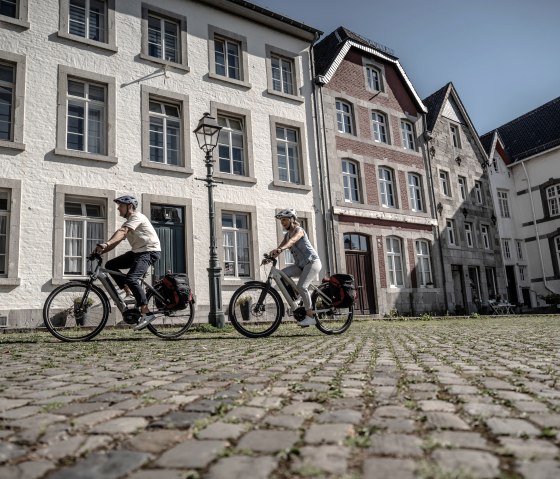 Twee fietsers in Aachen-Kornelimünster, © Eifel Tourismus GmbH, Dennis Stratmann