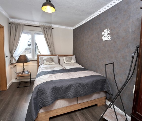 Burgstube Schlafzimmer mit Boxspringbett