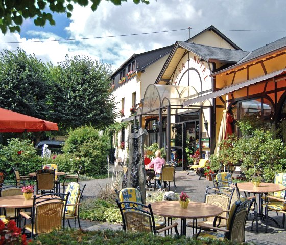 Sunny terrace/garden in front of the Hotel HANSA, © A. Rüber/HotelHANSAMendig